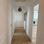 Couloir lumineux rénové avec un design moderne