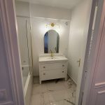 Espace maquillage avec miroir et éclairage