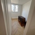 Petite pièce rénovée avec un intérieur moderne