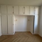 Placard rénové avec un design de rangement contemporain