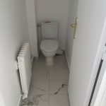 Salle de bain longue et étroite rénovée avec un éclairage moderne