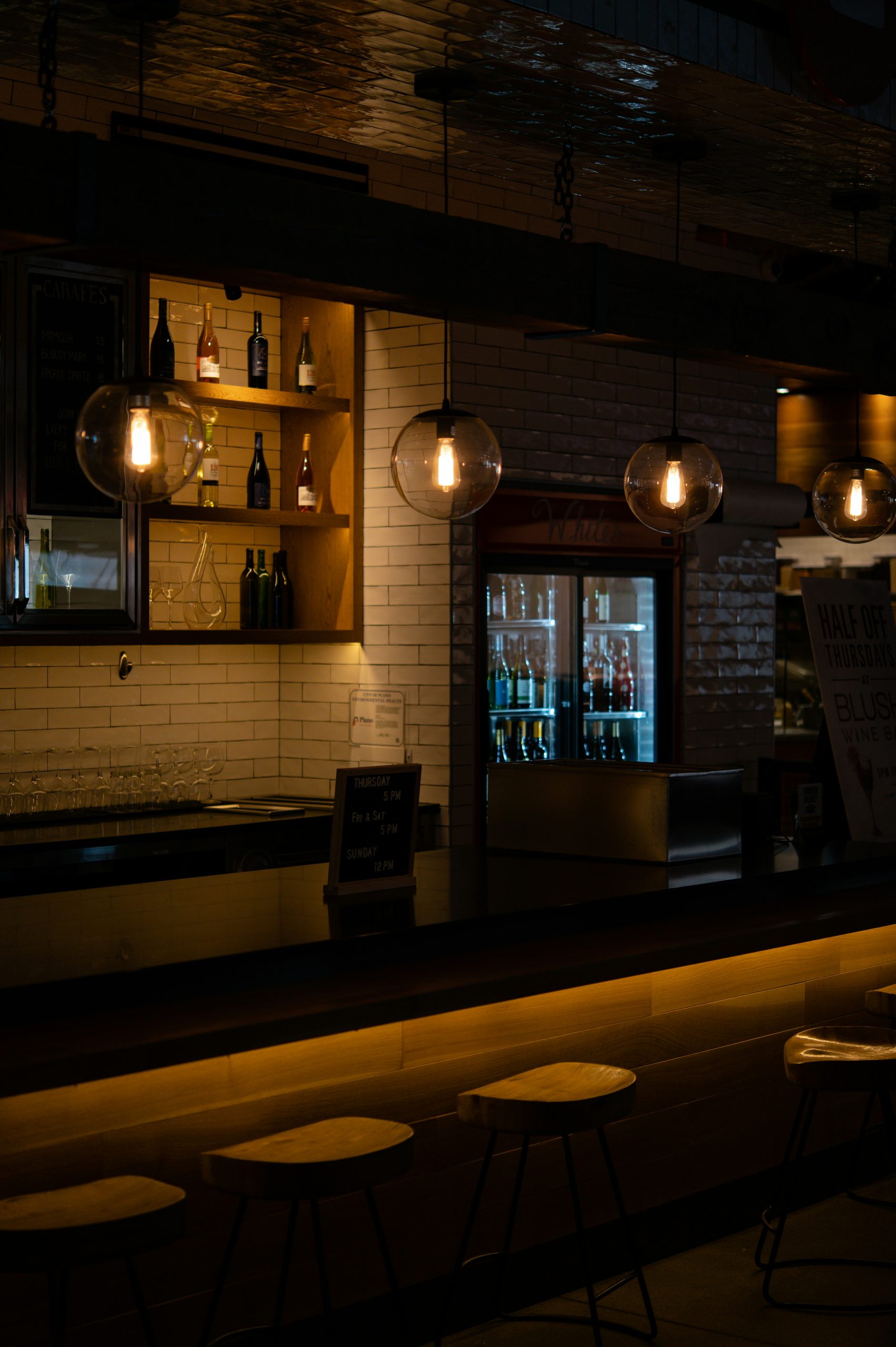 Espace bar au thème sombre ressemblant à une réception